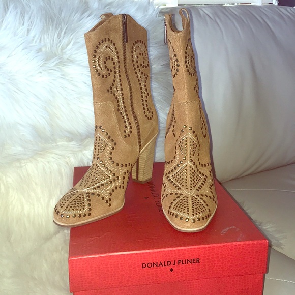 Donald J. Pliner Shoes - 💕Donald J Pliner boots 👢💕